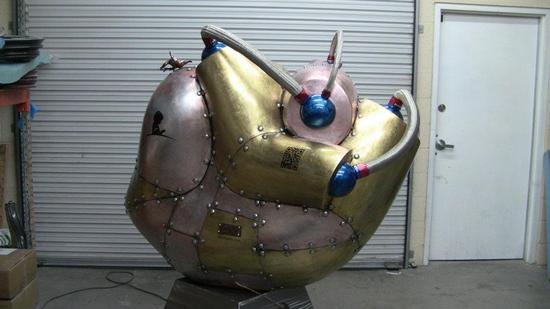 A childrens hospital in Vegas gets a stunning 5 foot tall heart sculpture with working gears A childrens hospital in Vegas gets a stunning 5 foot tall heart sculpture with working gears