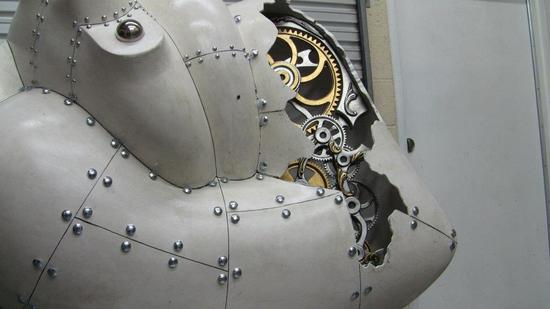 A childrens hospital in Vegas gets a stunning 5 foot tall heart sculpture with working gears A childrens hospital in Vegas gets a stunning 5 foot tall heart sculpture with working gears