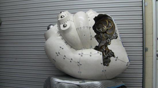 A childrens hospital in Vegas gets a stunning 5 foot tall heart sculpture with working gears A childrens hospital in Vegas gets a stunning 5 foot tall heart sculpture with working gears