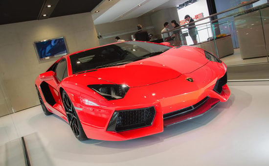 2013 Lamborghini Aventador LP 700 4 is lighter and greener