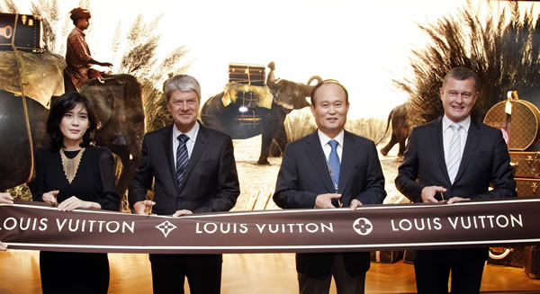 World’s first Louis Vuitton airport store opens up for jet setter shopaholics : Luxurylaunches