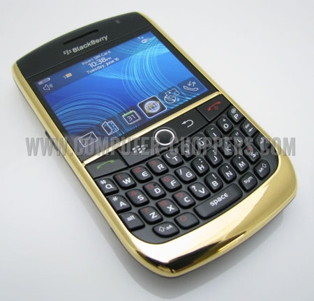 24kt_Gold_Blackberry_8900_2.jpg