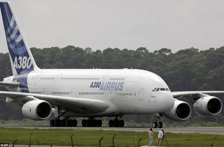 Airbus_A380_flying_palace2.jpg