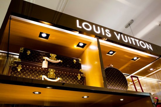 Louis-Vuitton-store-Harrods-4.jpg