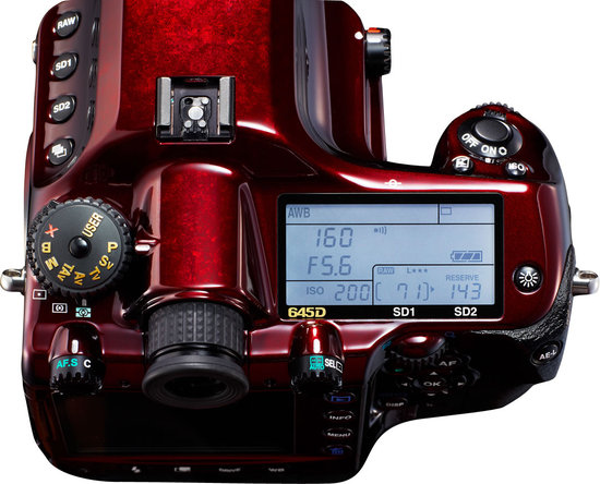 Pentax-limited-edition-645D-DSLR4.jpg