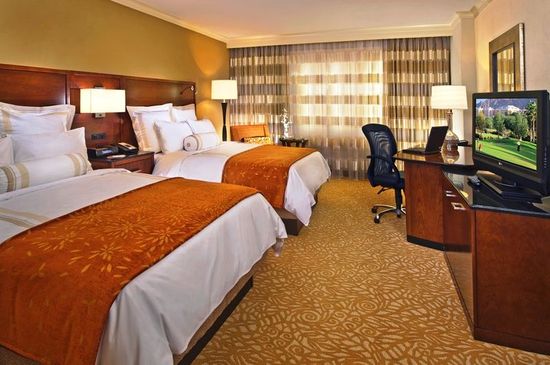 marriott_custom_guest_room_decor3.jpg