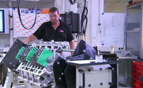 veyrons-engine-is-assembled-by-hand-in-a-tiny-room.jpg