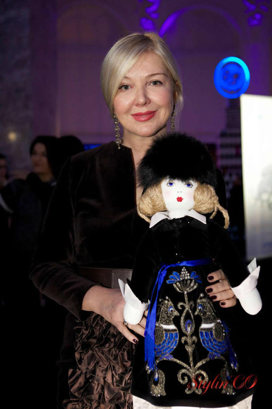 yulia-yanina-with-her-​​doll.jpg