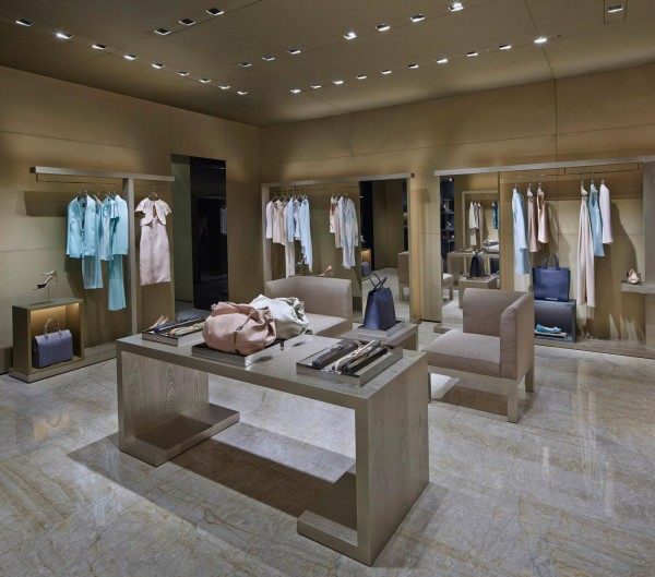 handelaar moeilijk Eindeloos Giorgio Armani opens a flagship store exclusively for women in Paris -  Luxurylaunches